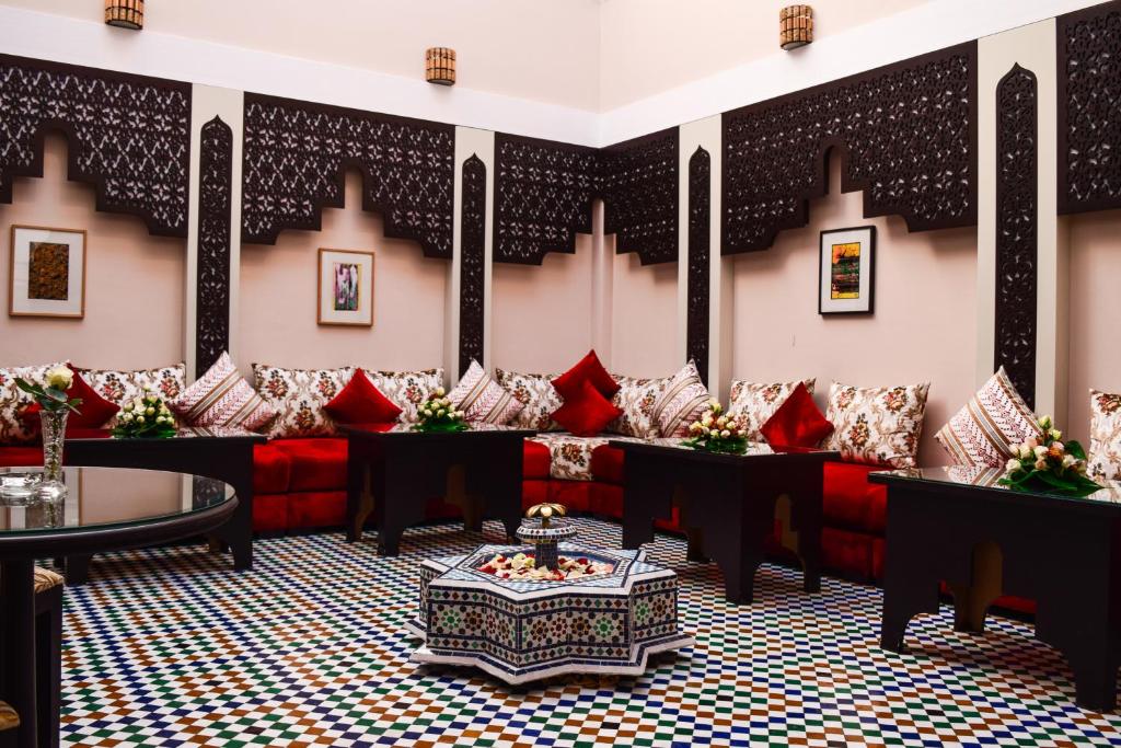 - un hall avec des canapés et des oreillers rouges dans l'établissement Riad Zaki, à Marrakech