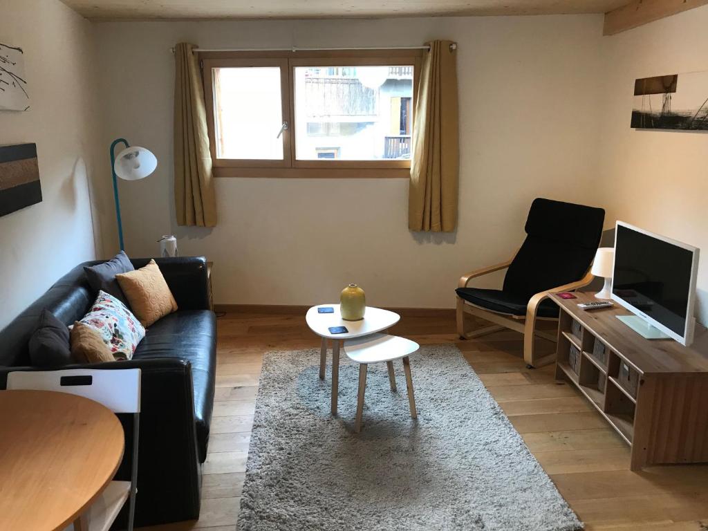 ein Wohnzimmer mit einem Sofa und einem Tisch in der Unterkunft Apartment Elin 1 in Le Châble