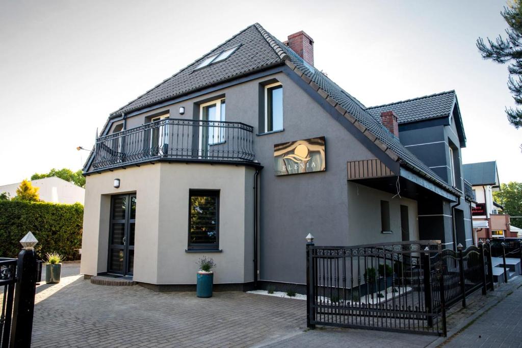 a house with a balcony and a black fence at Elexia in Sianozety