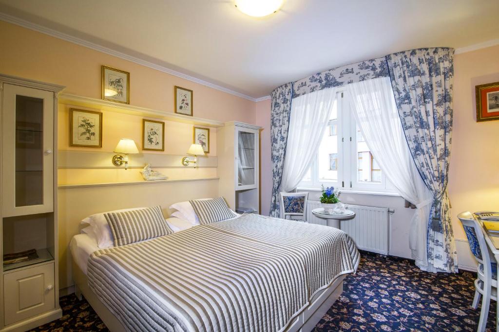 Postel nebo postele na pokoji v ubytování Karlsbad Grande Madonna