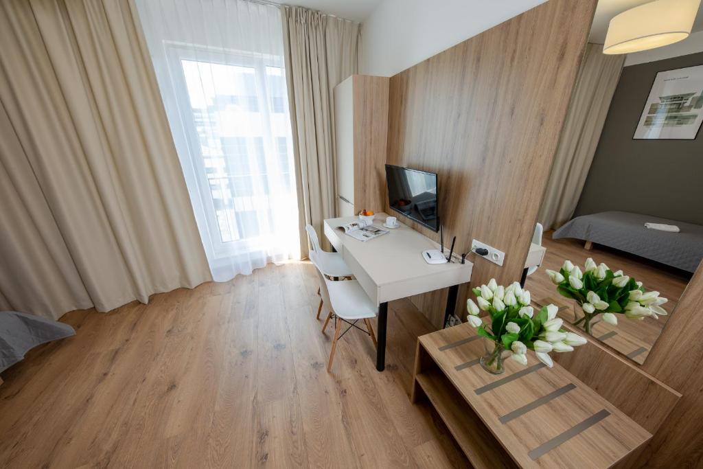 Televízia a/alebo spoločenská miestnosť v ubytovaní Apartments "Wolska Residence"