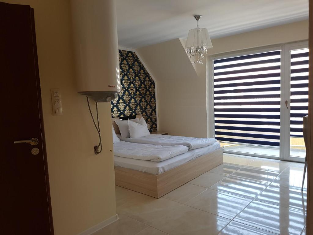 una camera con un letto e una grande finestra di Guesthouse Zanier a Nesebar