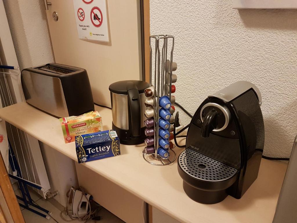 Příslušenství pro přípravu čaje a kávy v ubytování Niros Bed & Breakfast