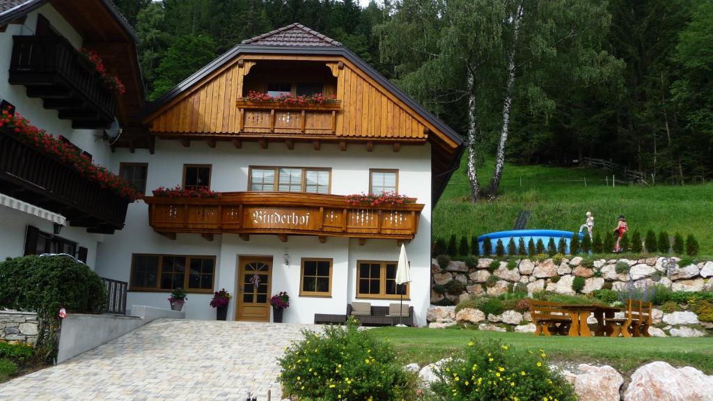 uma casa com uma varanda em cima em Binderhof em Weisspriach