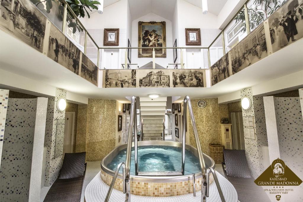 Karlsbad Grande Madonna - Resim 3