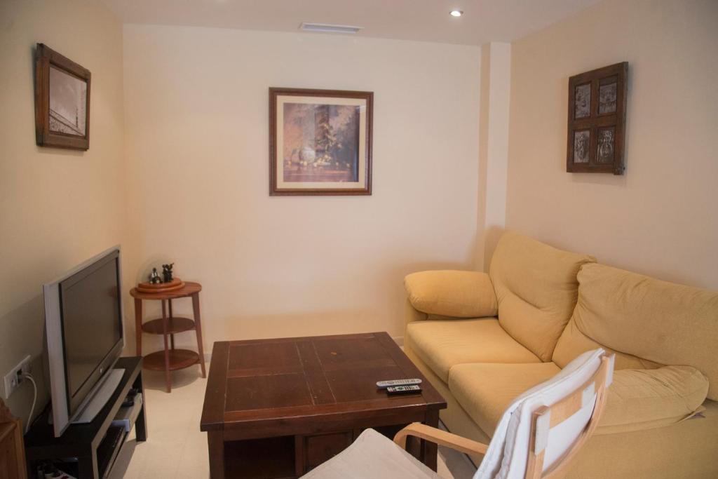 Televízia a/alebo spoločenská miestnosť v ubytovaní Apartamento Torcal Écija