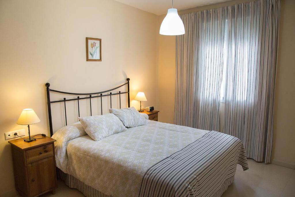Posteľ alebo postele v izbe v ubytovaní Apartamento Torcal Écija