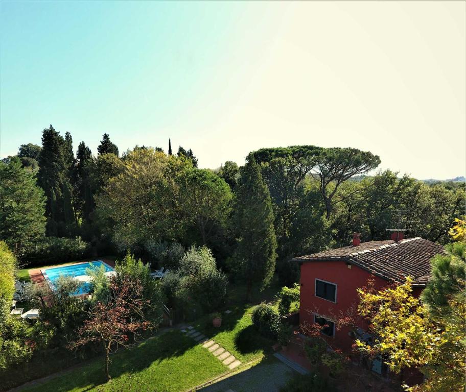 una vista aerea di una casa e di un cortile di Casa Montecuccoli a Montelupo Fiorentino