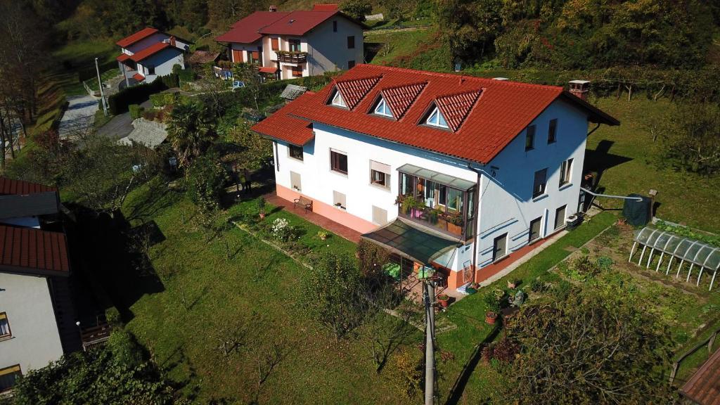 een uitzicht op een huis met een rood dak bij Sobe Černilogar in Tolmin