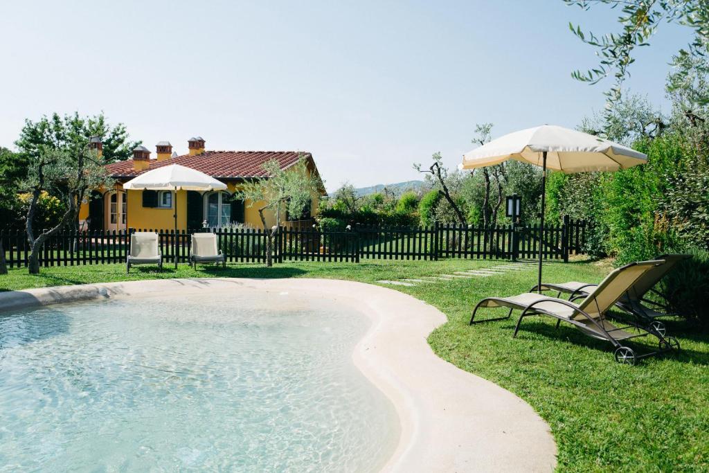 Bazén v ubytování Casa Montecuccoli nebo v jeho okolí