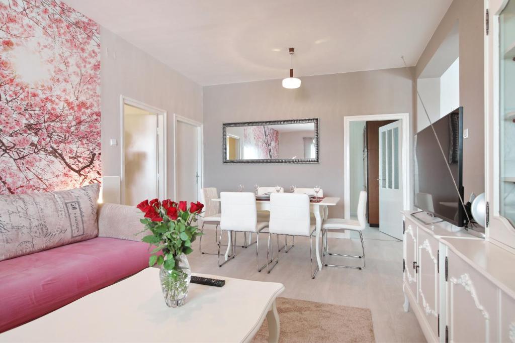 Telewizja i/lub zestaw kina domowego w obiekcie HACIENDA MIA with pool,BBQ,free parking