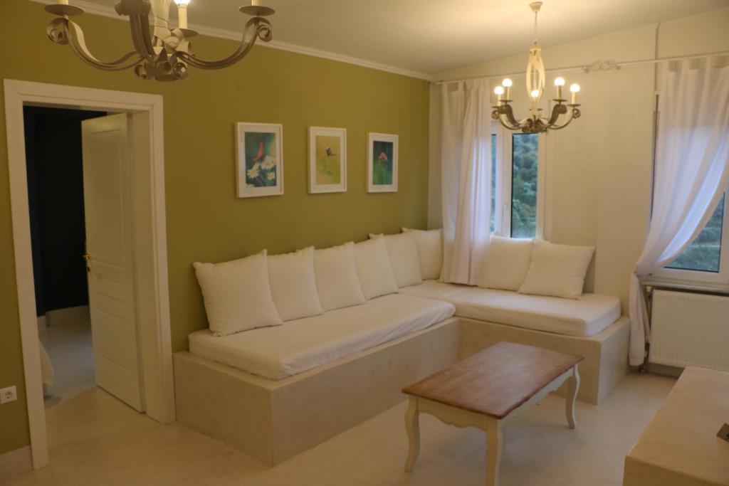 Posezení v ubytování Kelyfos Hotel