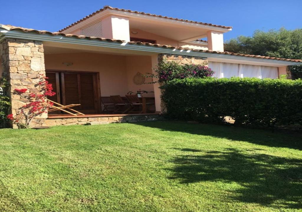 a house with a lawn in front of it at Casa Asparagi in San Teodoro