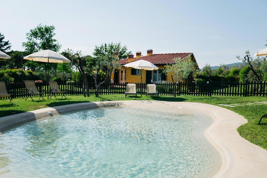 Bazén v ubytování Casa Montecuccoli nebo v jeho okolí