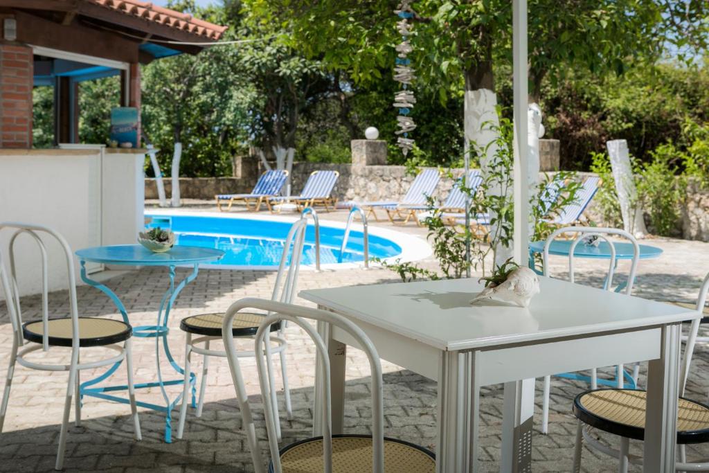 Bazén v ubytování Vivian Apartments nebo v jeho okolí