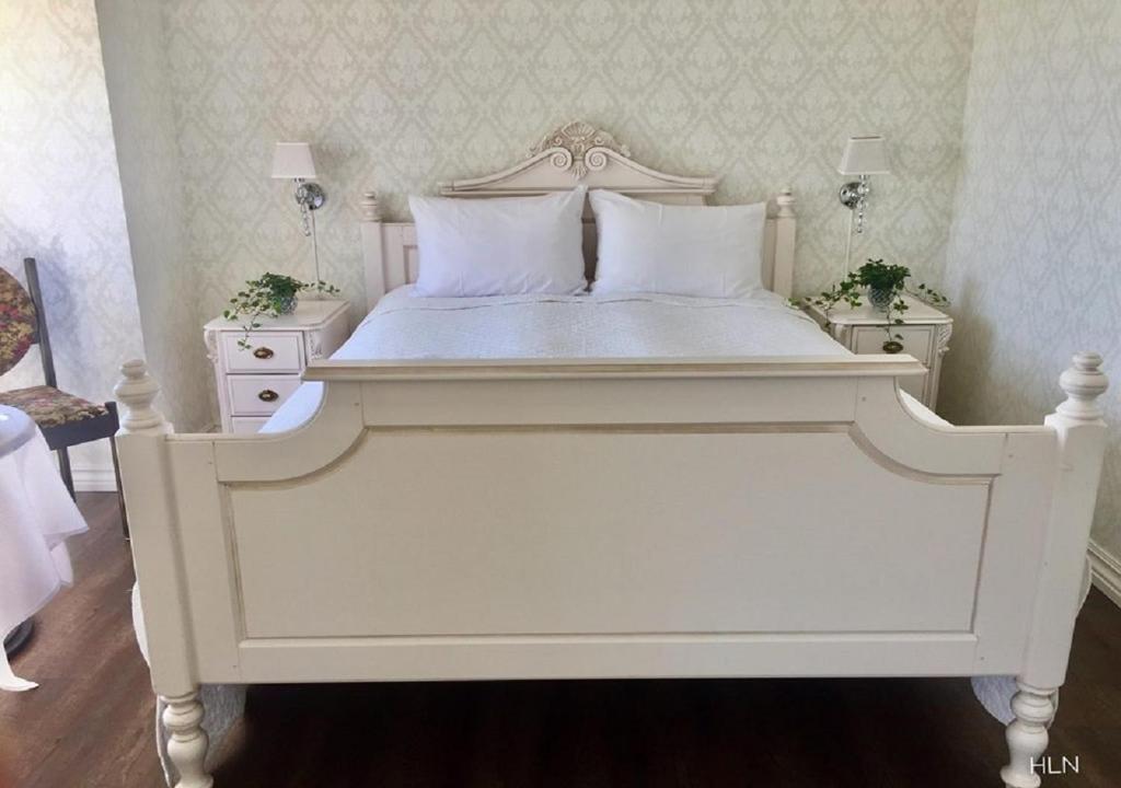 A bed or beds in a room at Trudvang Gjestegaard
