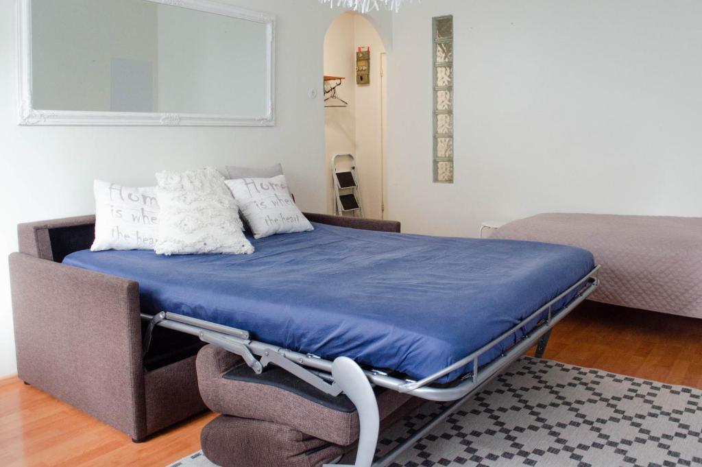 Bett in einem Zimmer mit einer blauen Decke in der Unterkunft StarHomes Oulu, double in Oulu