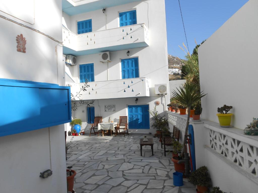 a view of the courtyard of a building at Agnes Rooms in Kini