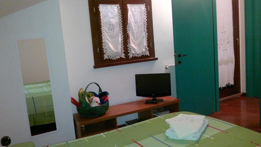Cette chambre comprend un bureau avec un ordinateur et un miroir. dans l'établissement Appartamento RELAX, à Terni