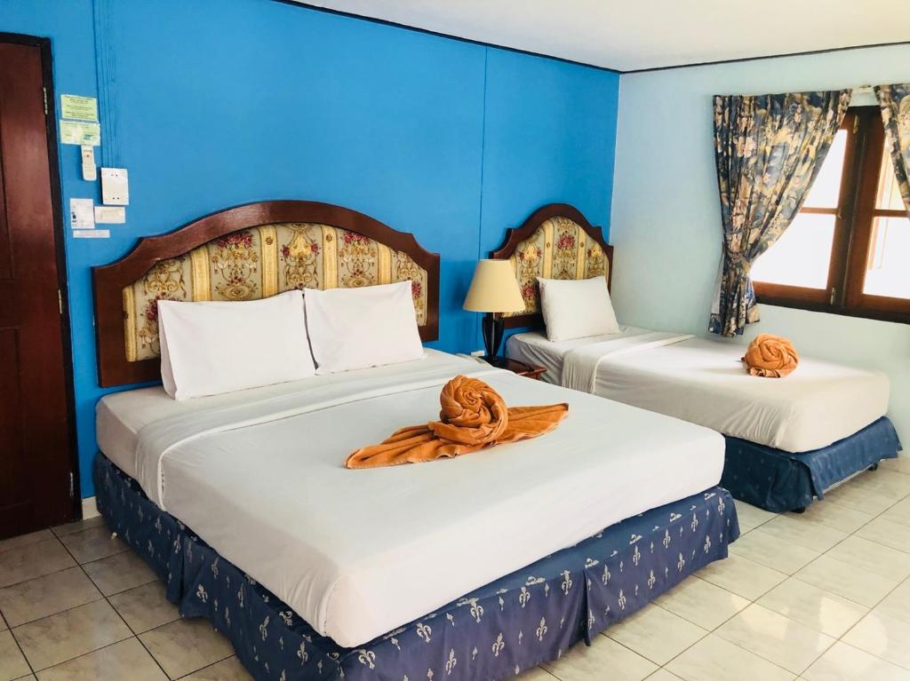 Postel nebo postele na pokoji v ubytování Thipurai Annex Hotel