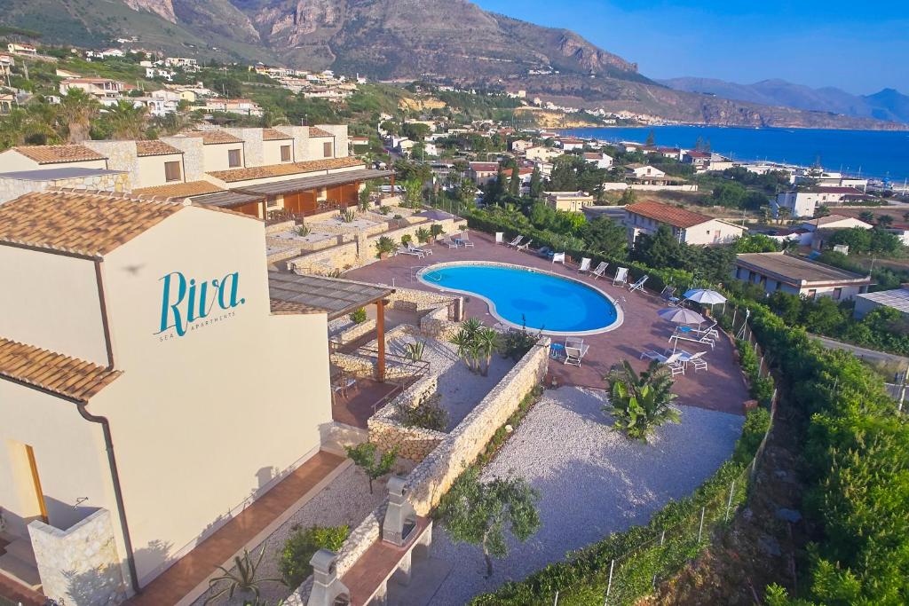 een luchtzicht op een villa met een zwembad bij Riva Sea Apartments in Castellammare del Golfo