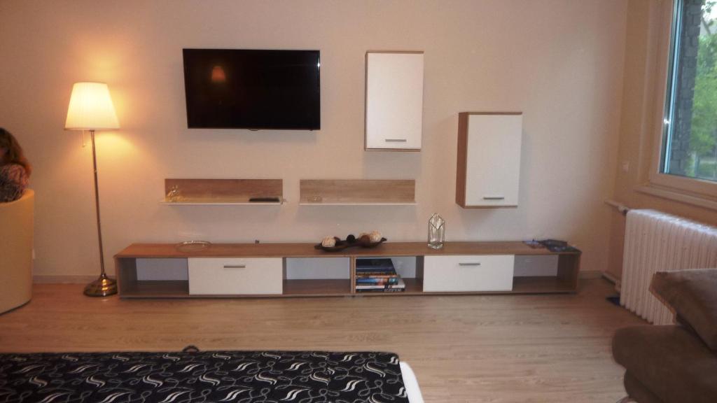 Televízia a/alebo spoločenská miestnosť v ubytovaní Brand new apartment in the center