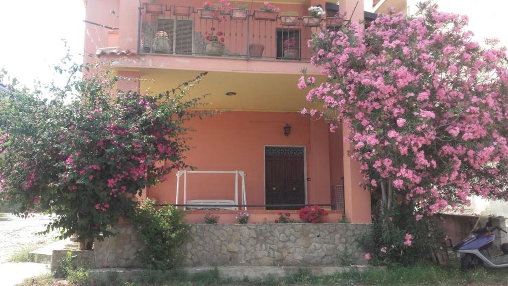 una casa con fiori rosa di fronte di Il Mandorleto a Cirò Marina
