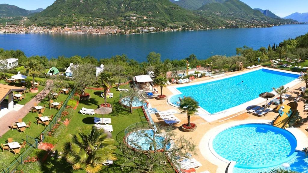 vista aerea di un resort con ampia piscina di Weekend Glamping Resort a San Felice del Benaco