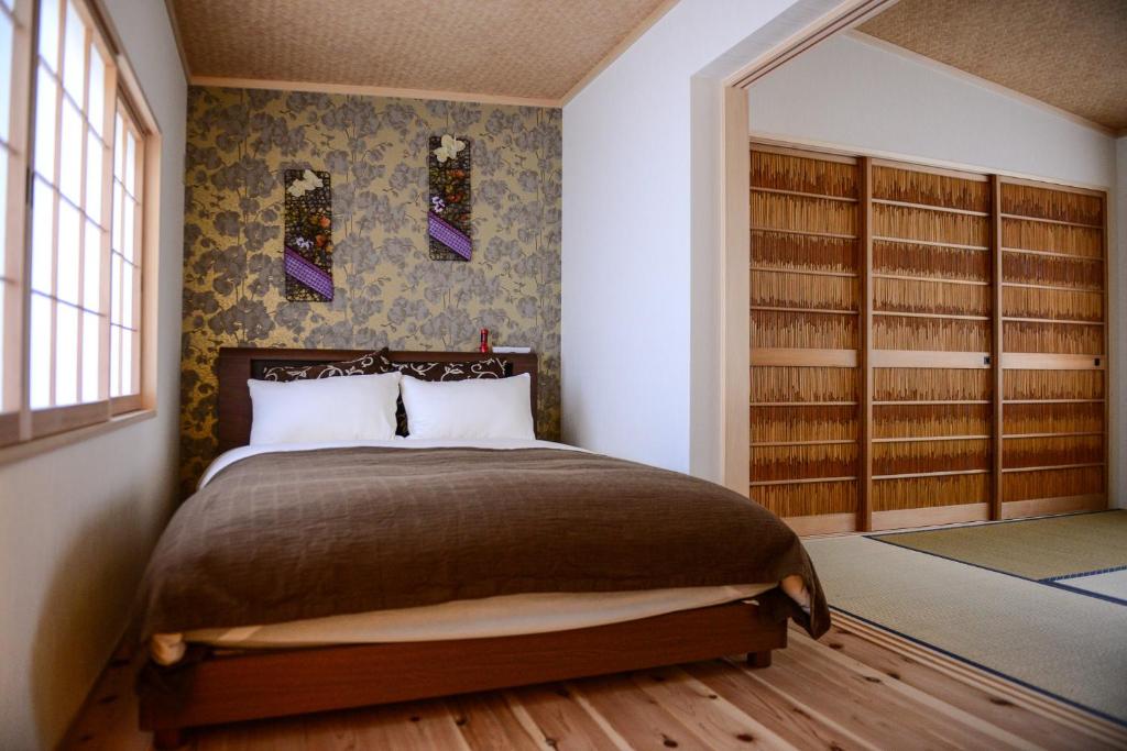 En eller flere senge i et værelse på 色絵古都 IROEKOTO