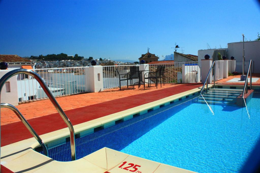 una piscina en la azotea de un edificio en Hotel Infante Antequera en Antequera