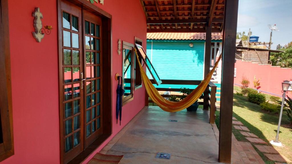 估納的住宿－Pousada Recanto das Girafas，房屋一侧的带吊床的房间