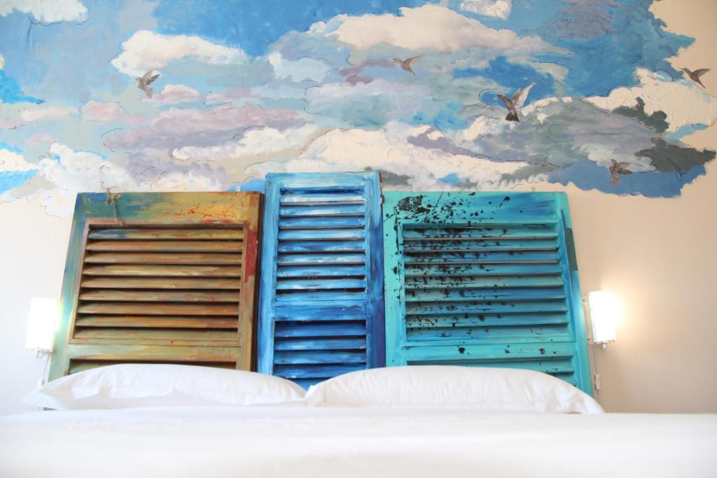 A bed or beds in a room at Urban Pop Bnb