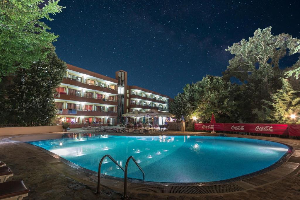 ein Pool vor einem Hotel in der Nacht in der Unterkunft Kamchia Park Hotel - All Inclusive & Free Parking in Goldstrand