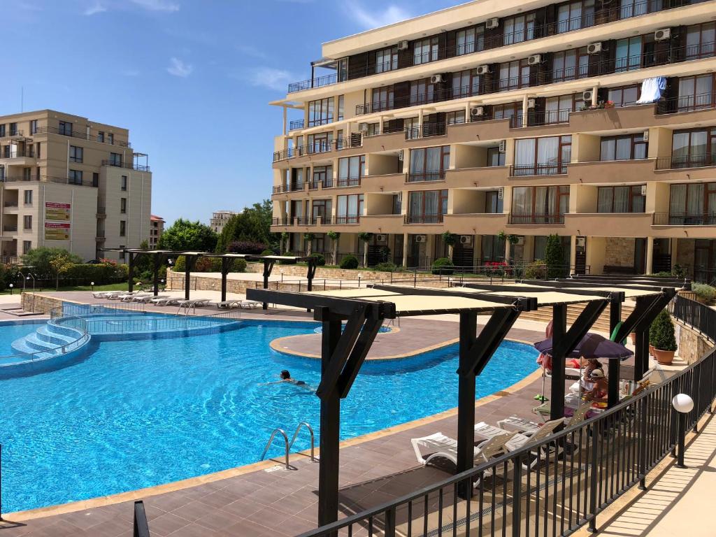 a large swimming pool in front of a building at VP Luxor Studio in Sveti Vlas