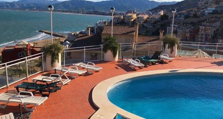 - une piscine sur un balcon avec vue sur l'océan dans l'établissement Apartamento in Cullera. Spain, à Cullera