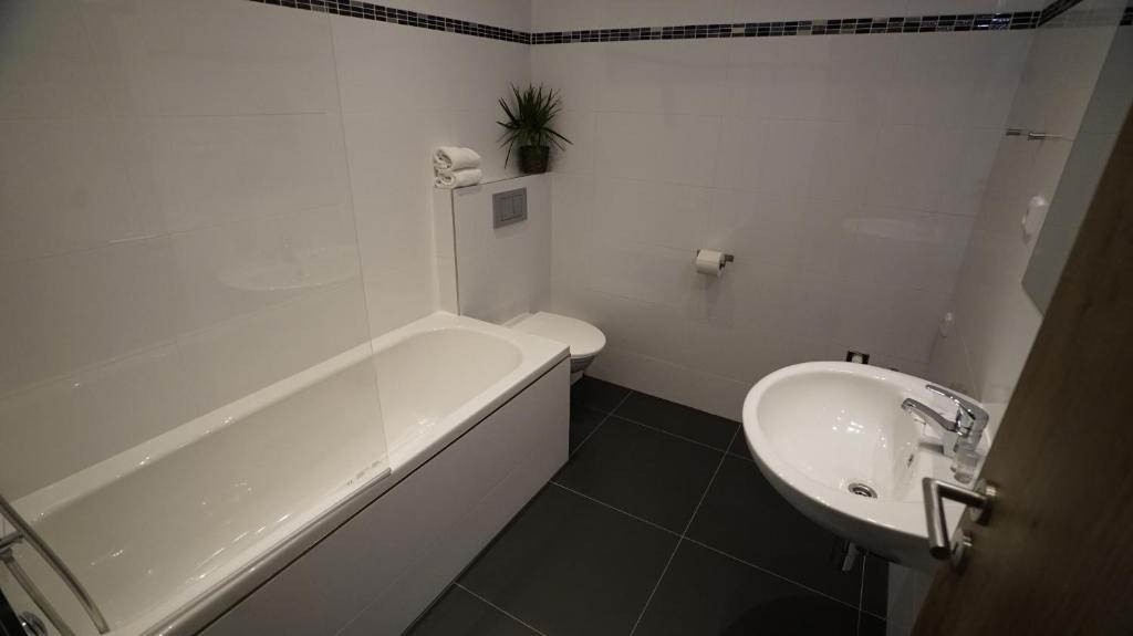 Royal Road Residence - 8