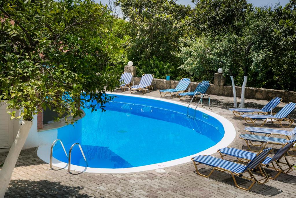 Bazén v ubytování Vivian Apartments nebo v jeho okolí