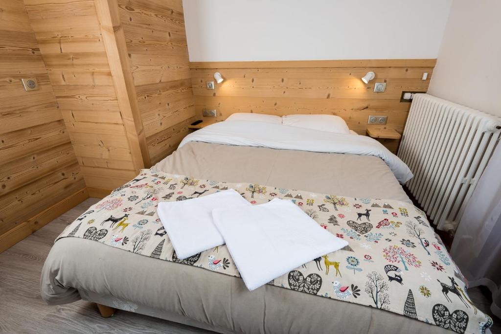 Postel nebo postele na pokoji v ubytování Hôtel Flor'Alpes