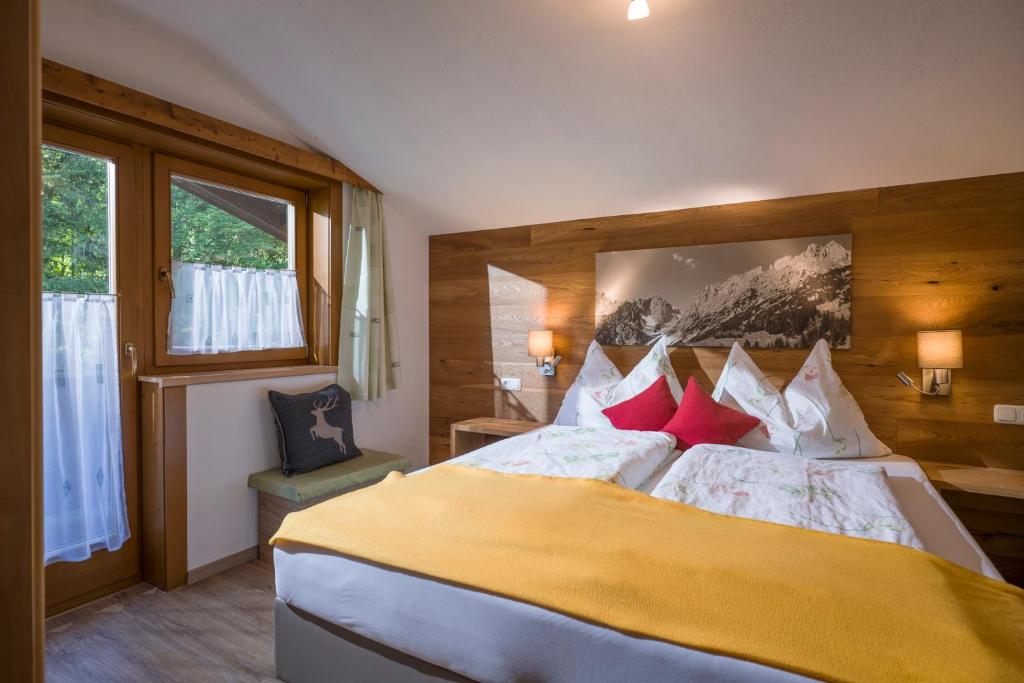 Postel nebo postele na pokoji v ubytování otto steiner appartements pension ellmau & wilder kaiser