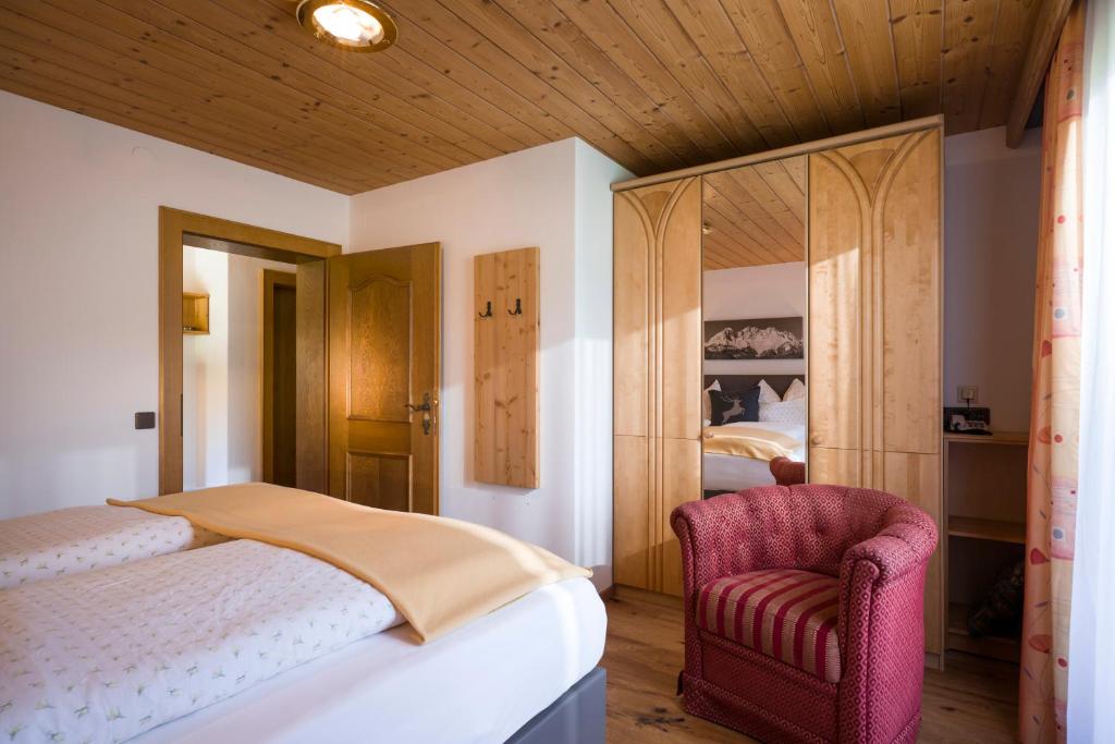 Postel nebo postele na pokoji v ubytování otto steiner appartements pension ellmau & wilder kaiser