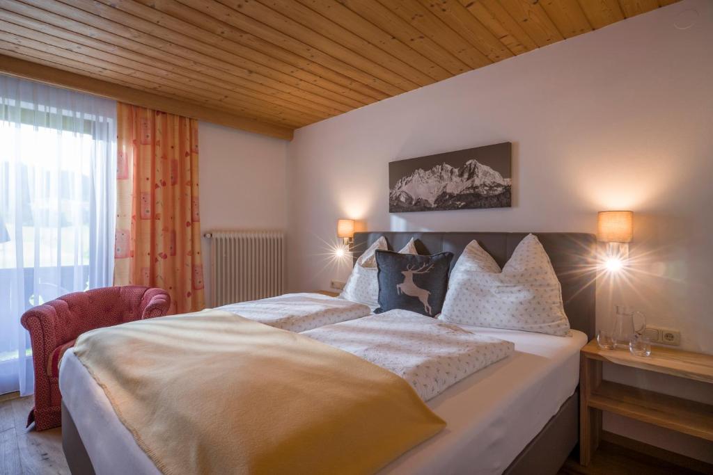 Postel nebo postele na pokoji v ubytování otto steiner appartements pension ellmau & wilder kaiser