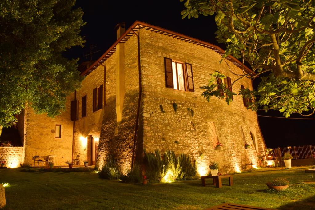 Vallo di NeraにあるCampagna in Compagniaの庭灯付きの古い石造りの建物