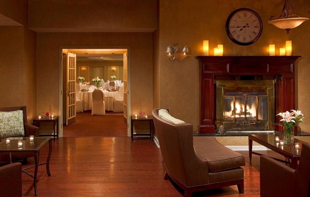 Posezení v ubytování Radisson Hotel Hauppauge-Long Island