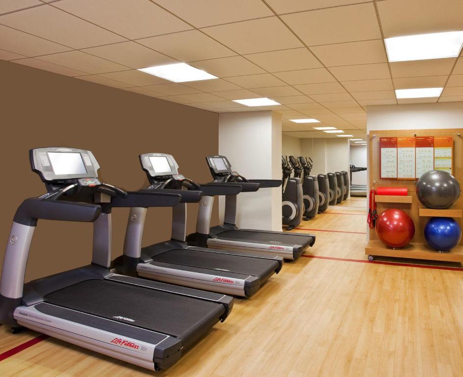 Fitness centrum a/nebo fitness zařízení v ubytování Radisson Hotel Hauppauge-Long Island