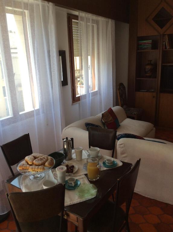 Jedlo v ubytovaní bed & breakfast alebo blízkom okolí