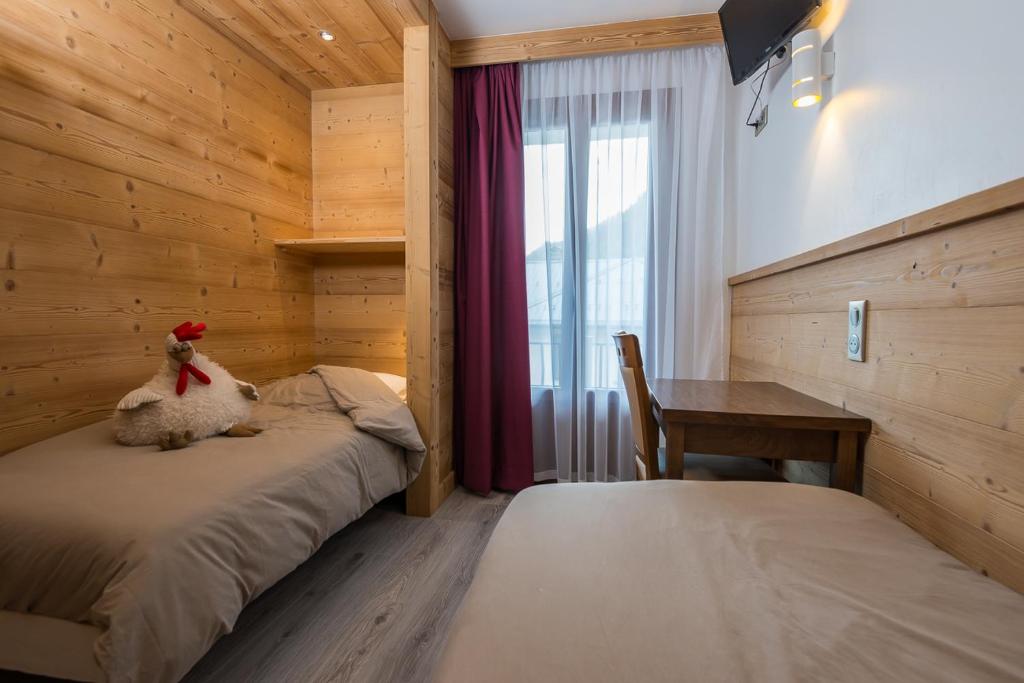 Postel nebo postele na pokoji v ubytování Hôtel Flor'Alpes