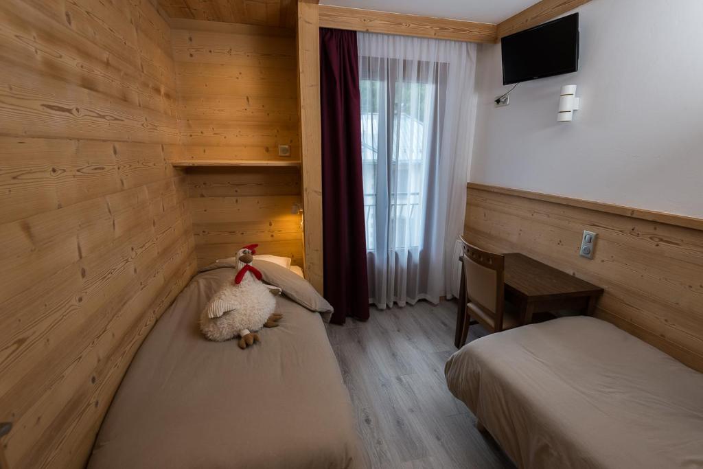 Postel nebo postele na pokoji v ubytování Hôtel Flor'Alpes