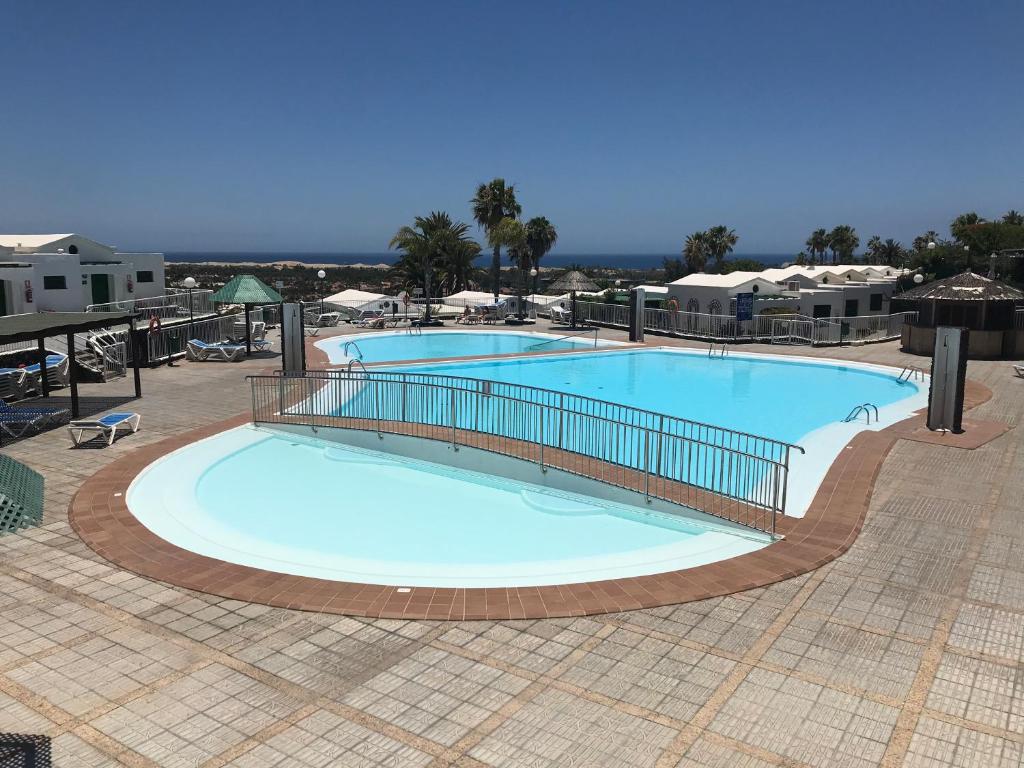 a large swimming pool on top of a resort at Bungalow Einstein in Maspalomas