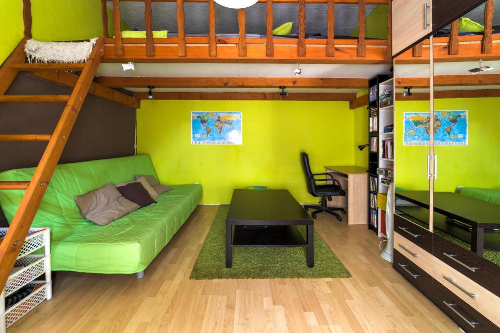 ブダペストにあるGreen Apartment Budapestのリビングルーム(緑のソファ、二段ベッド付)