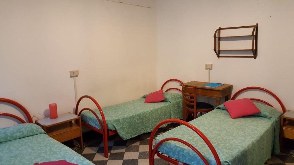 Postel nebo postele na pokoji v ubytování Ostello Domus Civica